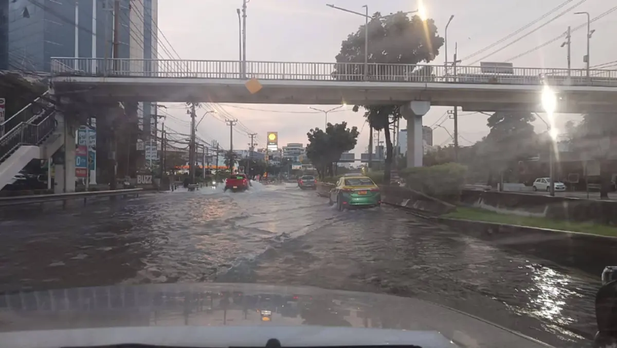 เช็กพื้นที่เลย กทม.แจ้งปิดการจราจร รถติดหนัก น้ำท่วมสูง