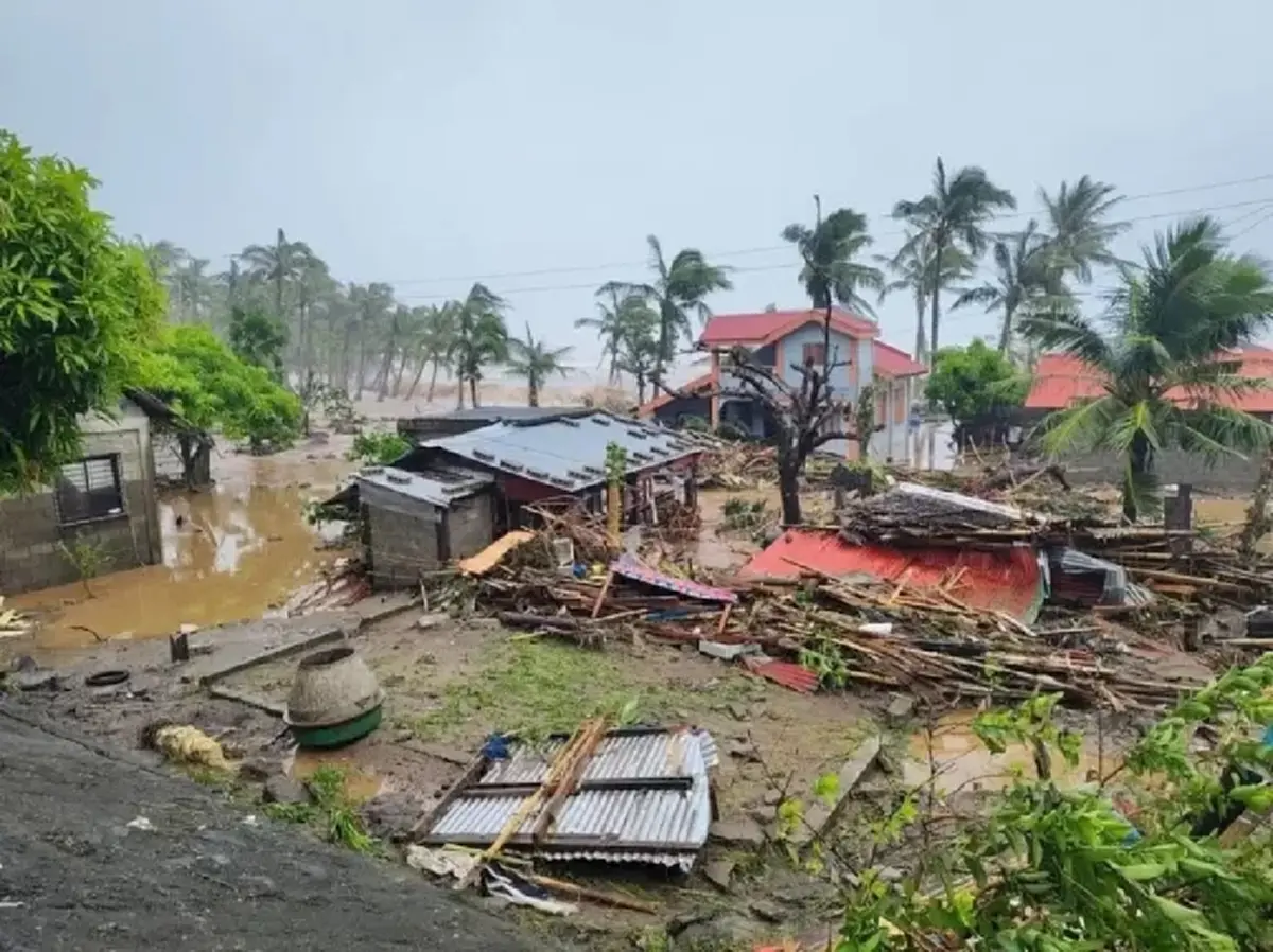 ไต้ฝุ่นฟงวองถล่มฟิลิปปินส์ บ้านเรือนคาตันดัวเนสพังเสียหายหนัก