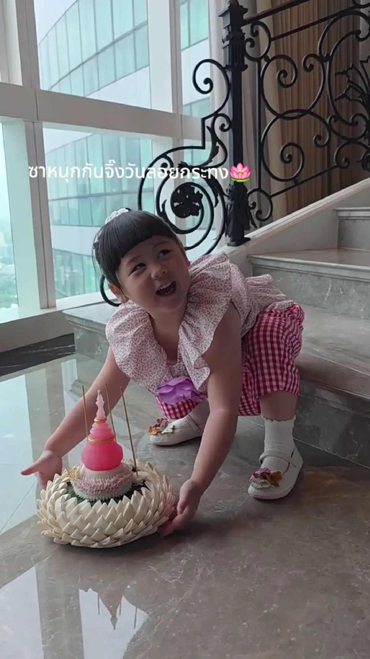 ชุดไทยน่ารักเกินต้าน “น้องแอบิเกล” สมกับเป็นขวัญใจมหาชนตัวจริง