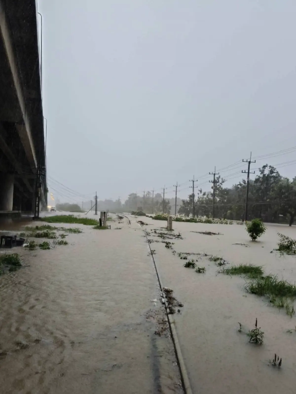 น้ำท่วมหนัก ประกาศปิดเส้นทางรถไฟ ช่วงสถานีช่องเขา – ร่อนพิบูลย์