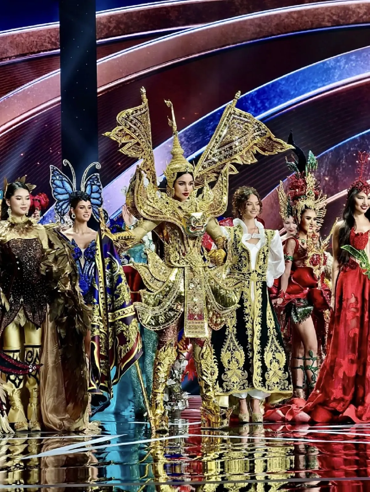 เผยที่มาชุดประจำชาติ "วีนา"สีทองสุดอลังการ "มิสยูนิเวิร์ส 2025"