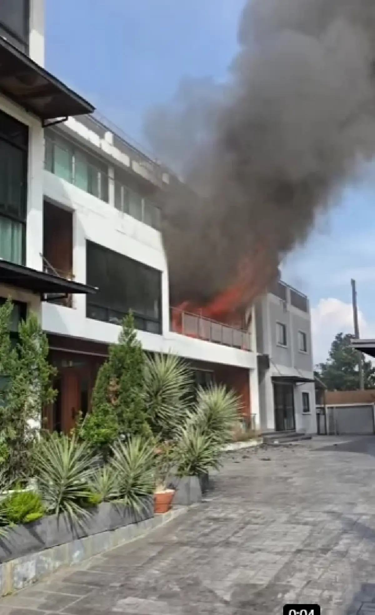 เหตุเพลิงไหม้บ้านเรือนประชาชน ซอยทวีวัฒนา เจ้าหน้าที่กำลังควบคุมเพลิง