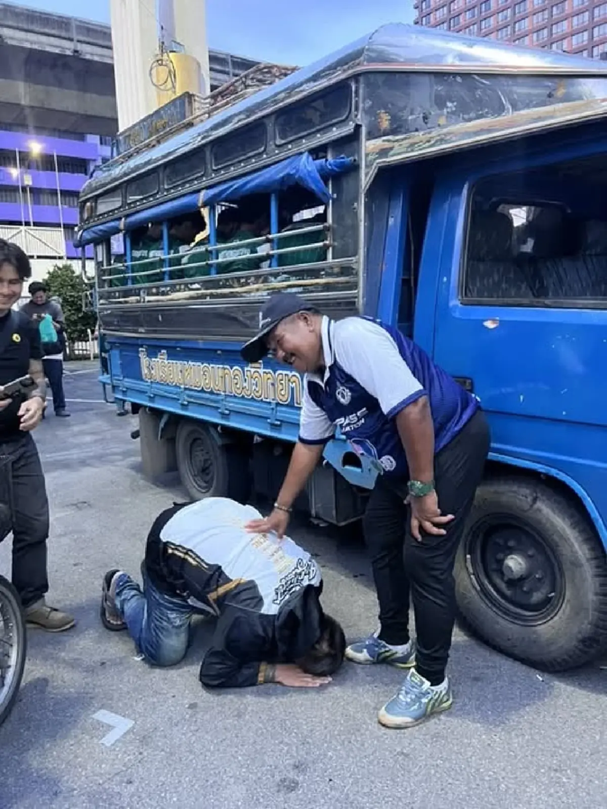 ลูกเกือบเลิกเล่นบอลไปแล้ว พ่อแข้งเบอร์ 14 หมอนทอง ก้มกราบ อ.สกล