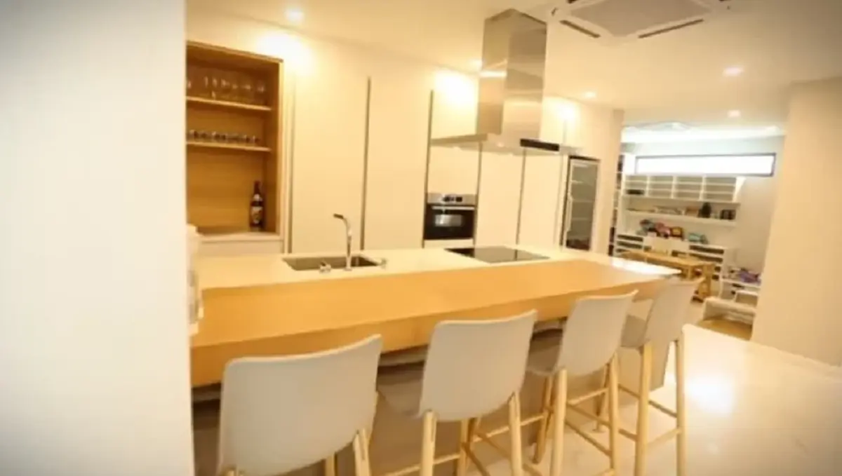 เปิดบ้าน \"นานา ไรบีนา - เวย์\" หรูหรามีสไตล์ ทำชั้นวางรองเท้าในห้องน้ำ