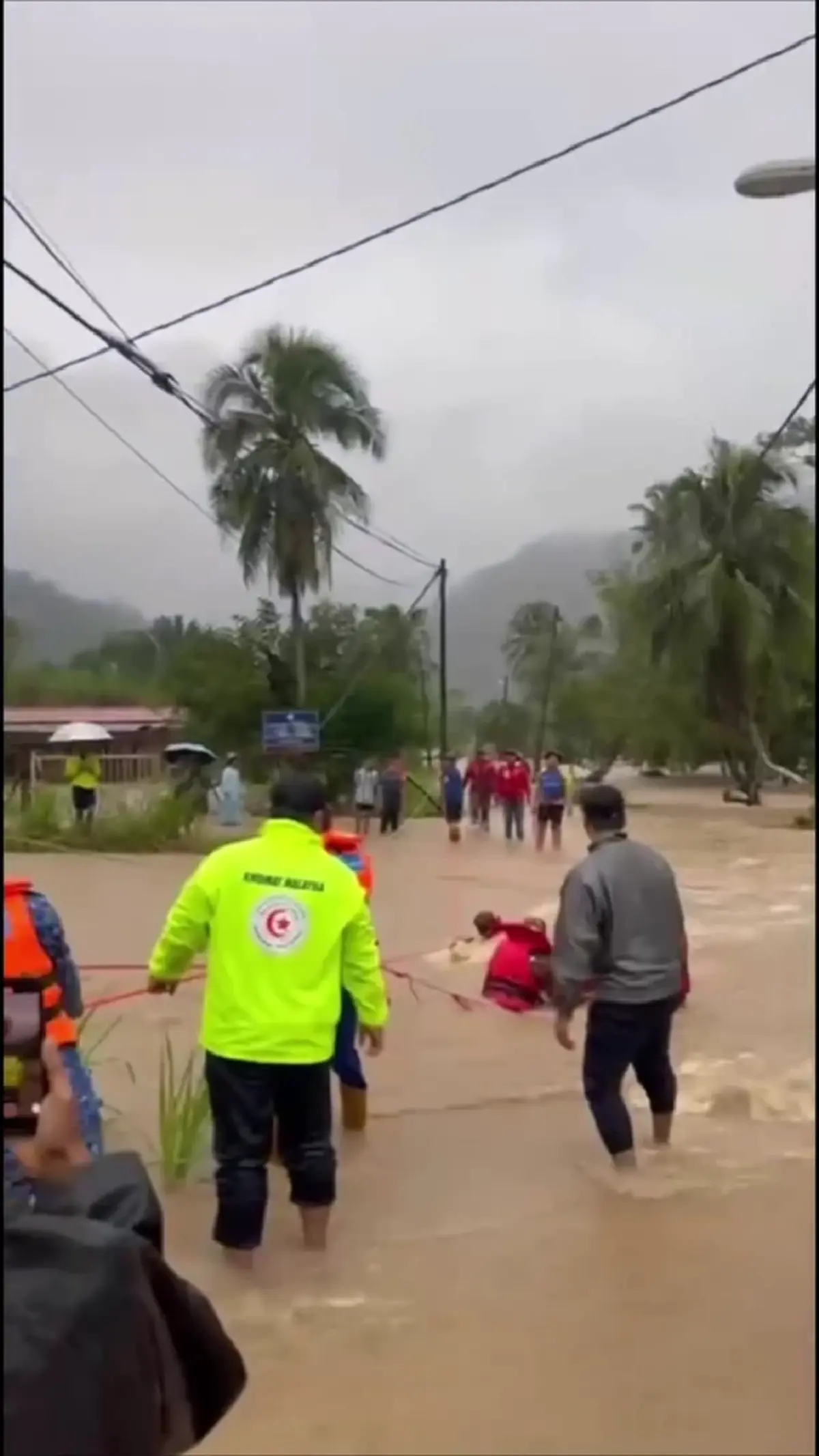 ฝนตกต่อเนื่อง มาเลเซียวิกฤต น้ำท่วมฉับพลัน 7 รัฐ เร่งอพยพประชาชน