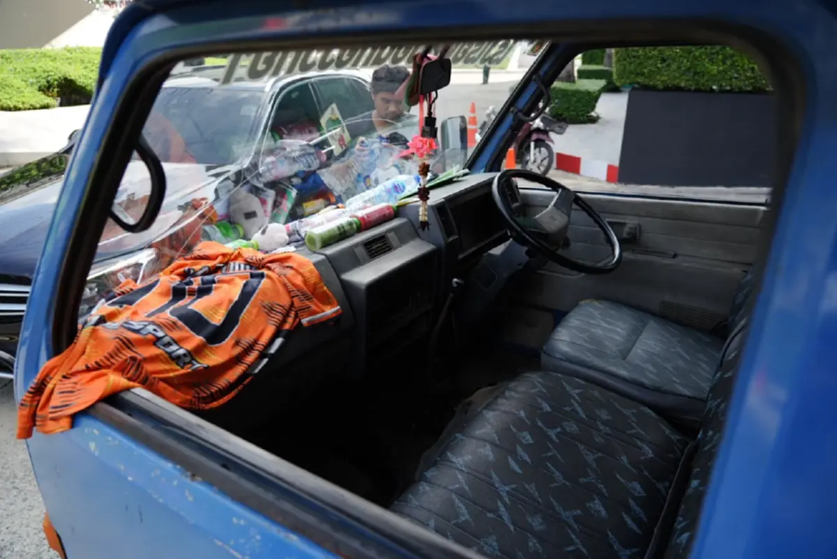 เปิดสภาพภายใน "รถขนฝัน" ถึงไม่หรูแต่พาเด็กหมอนทองสู้สุดใจ