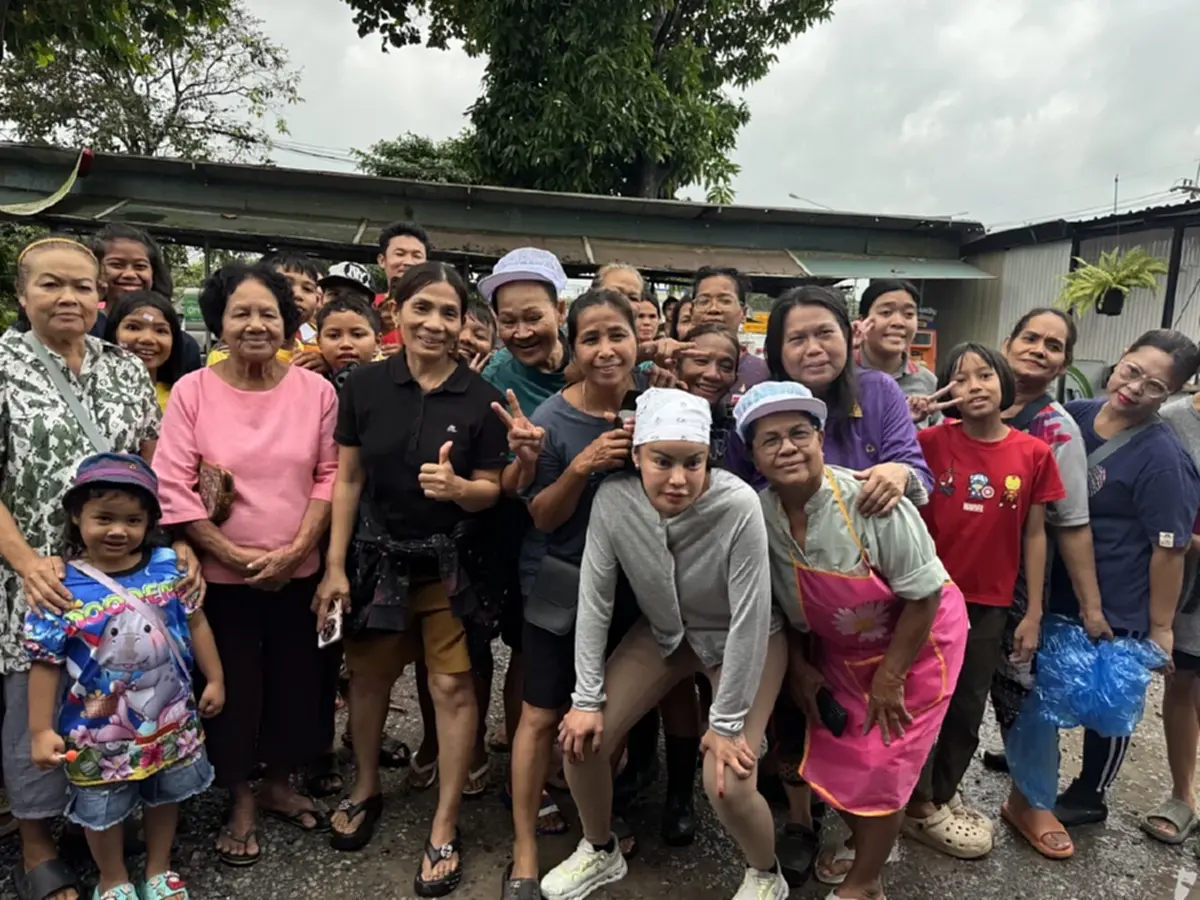 พิมรี่พาย บริจาคเงิน 1 ล้าน ตั้งโรงครัวช่วยผู้ประสบภัยน้ำท่วม