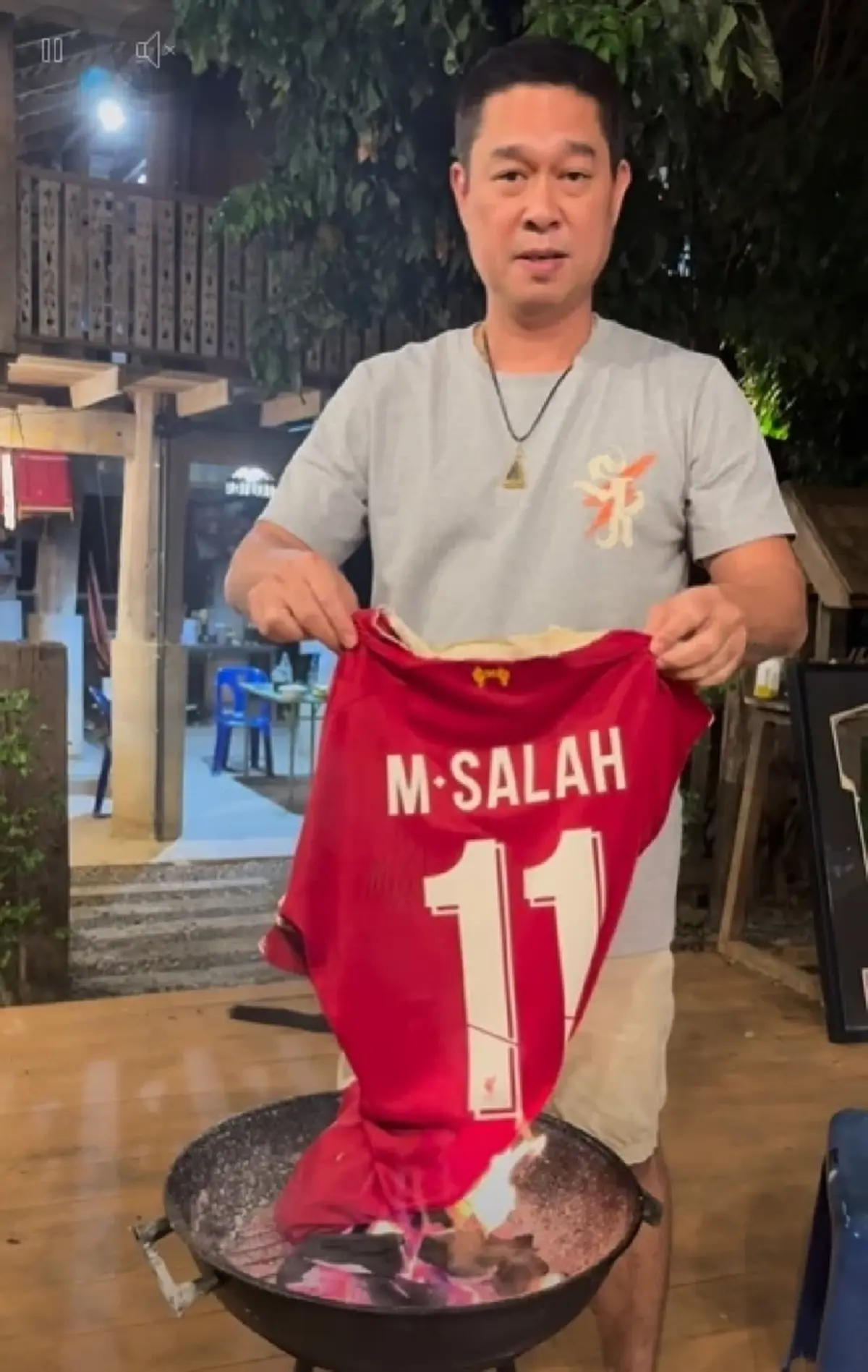 ไม่คิดว่าจะกล้าเผา เปิดราคาเสื้อเซียนพระดัง พร้อมลายเซ็นซาลาห์