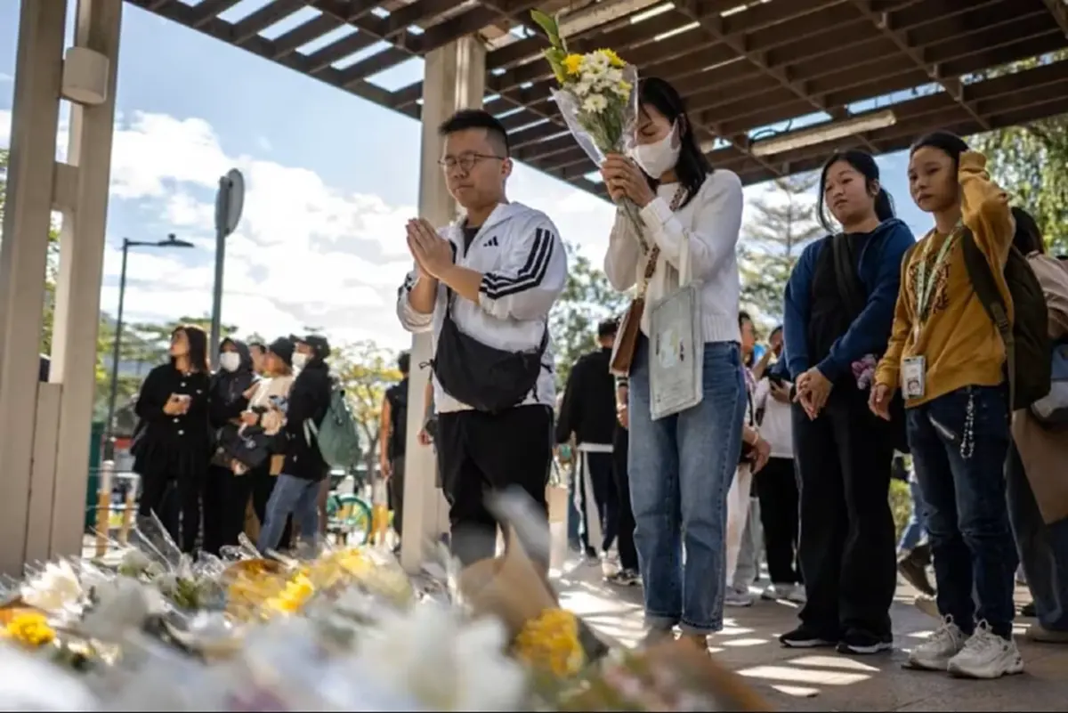 สะเทือนใจ ฮ่องกงลดธงครึ่งเสาเริ่มไว้อาลัยเหยื่อไฟไหม้ 