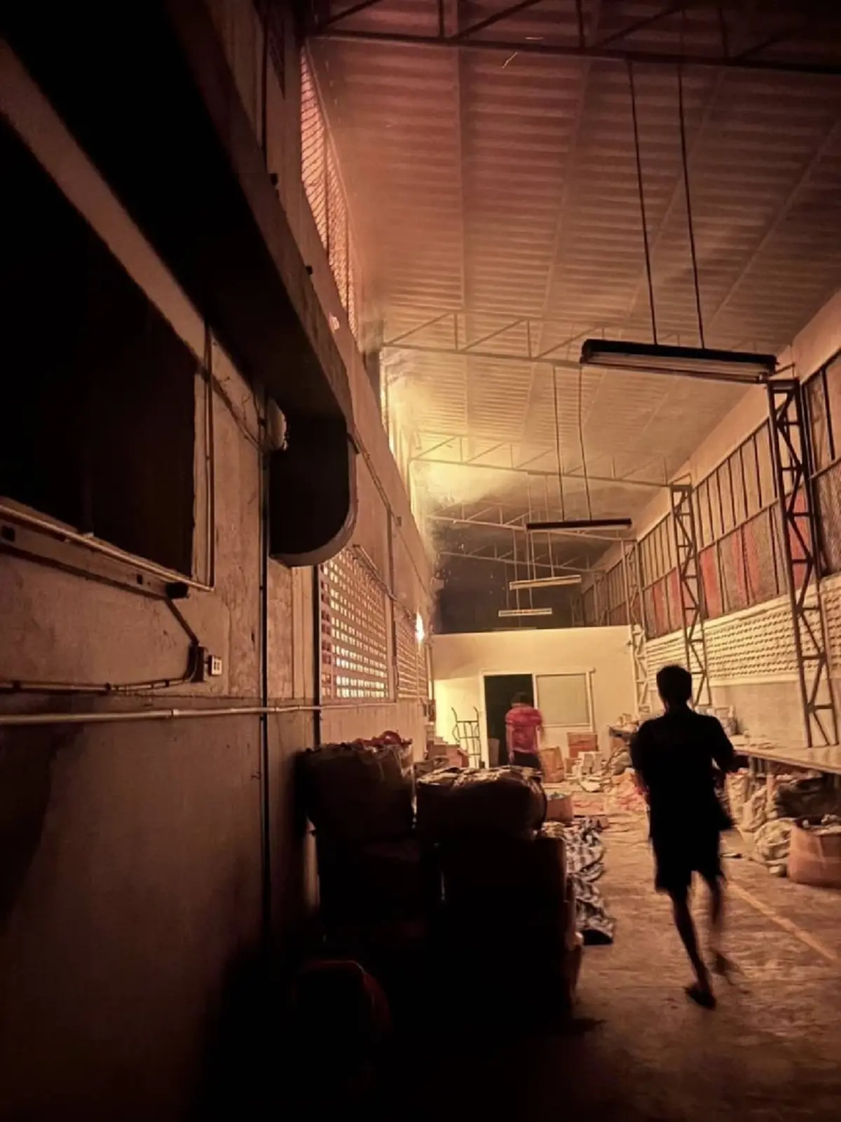 เหตุเพลิงไหม้ภายในโรงงาน ซอยบางบอน3 เบื้องต้นไม่มีผู้ได้รับบาดเจ็บ