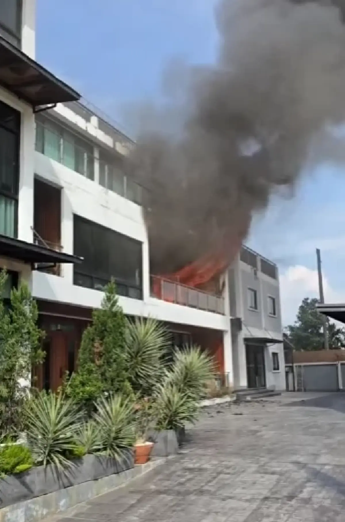 เหตุเพลิงไหม้บ้านเรือนประชาชน ซอยทวีวัฒนา เจ้าหน้าที่กำลังควบคุมเพลิง