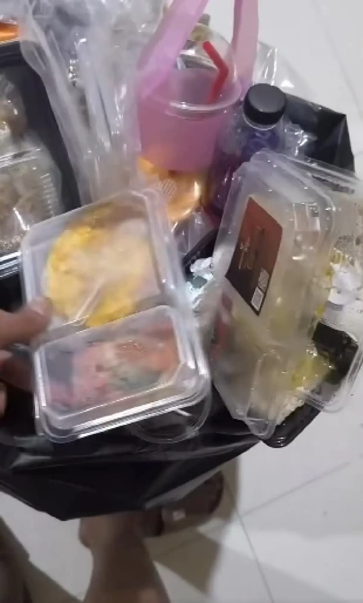 ดราม่าอีก ผู้ประสบภัยหยิบข้าวเกิน ไม่กินเอาไปทิ้ง ปล่อยคนอื่นอด