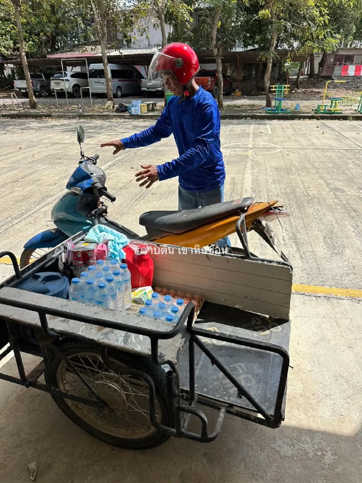 ชายปริศนา ใช้เท้าไถรถไปเรื่อย ๆ นึกว่ารถเสีย พอตร. ถามไถ่คดีพลิก