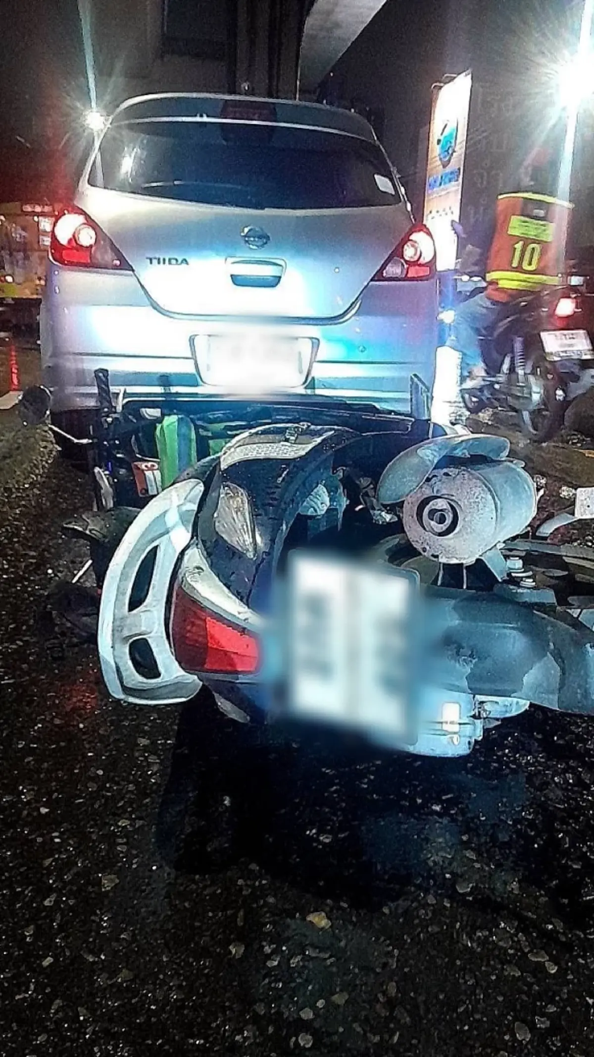 หนุ่มไรเดอร์ใจสลาย สูญเสียแฟนสาว ตัดพ้อเก๋งคันหน้าเบรคกะทันหัน