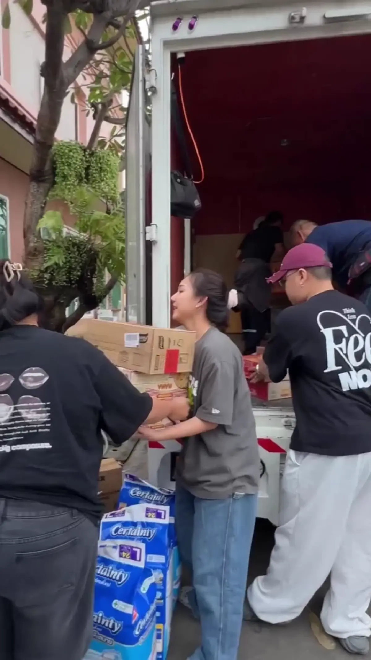 อยู่ไกลแต่ไม่ทิ้งบ้านเกิด เจนิส รีบช่วยเหลือผู้ประสบภัยน้ำท่วม 