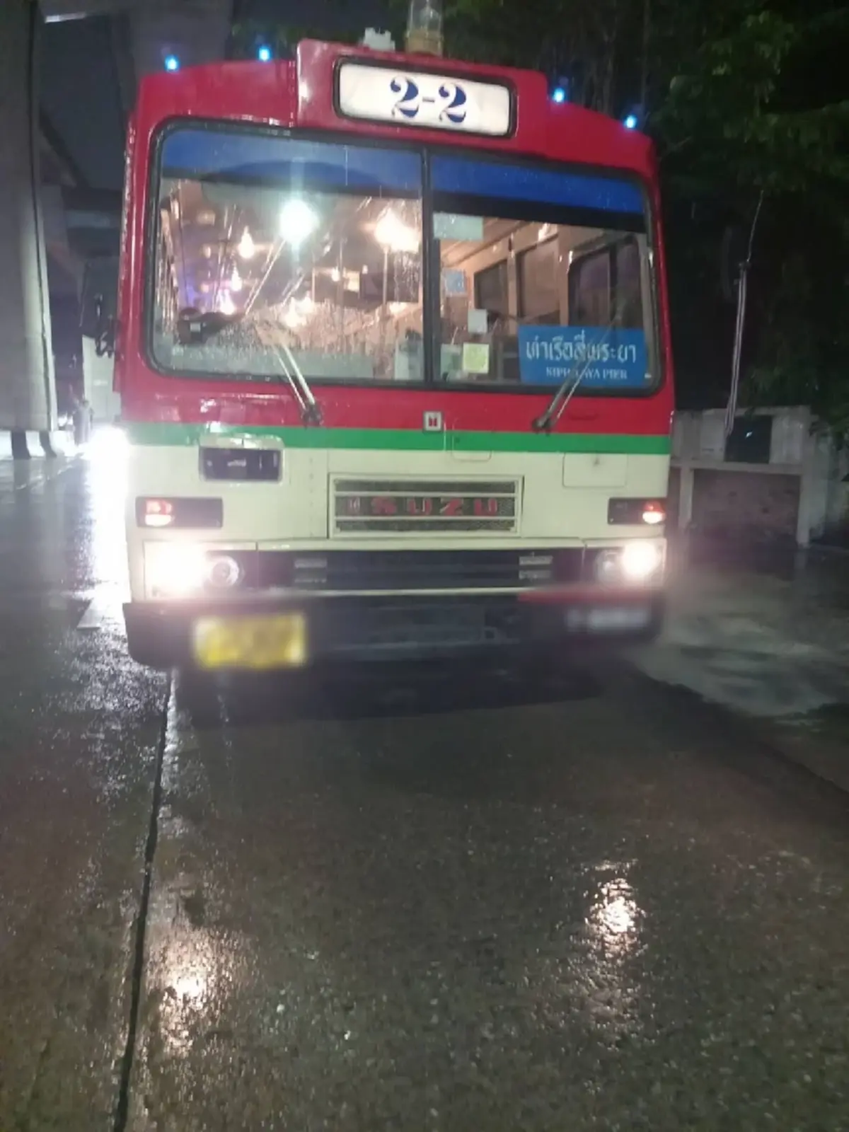 หนุ่มไรเดอร์ใจสลาย สูญเสียแฟนสาว ตัดพ้อเก๋งคันหน้าเบรคกะทันหัน