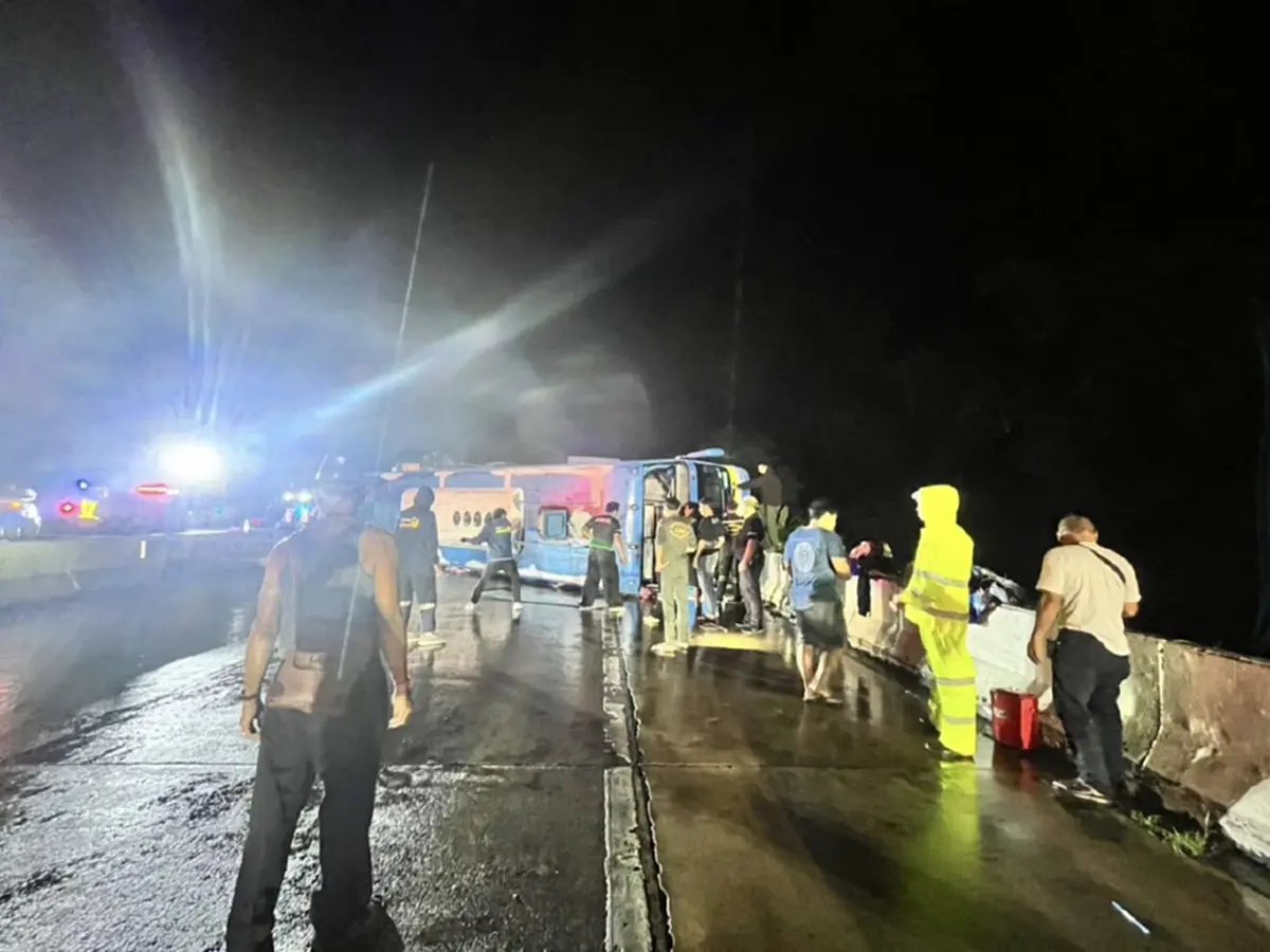 รถทัวร์เชียงใหม่-กรุงเทพฯ พลิกคว่ำ ทางลงดอยขุนตาล ผู้โดยสารเจ็บเพียบ 