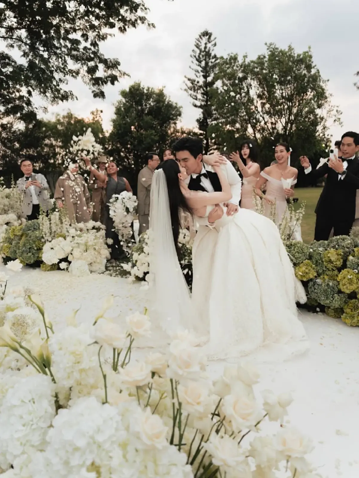 เพื่อนสนิท มิ้นต์ ชาลิดา คว้าช่อดอกไม้งานวิวาห์ ใหม่-เต๋อ