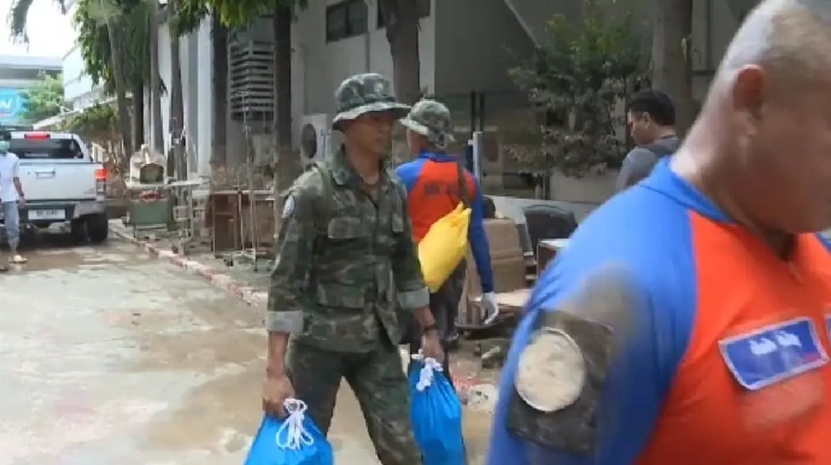 เหล่าทัพผนึกกำลัง เข้าช่วยฟื้นฟู รพ.หาดใหญ่ หลังน้ำลด