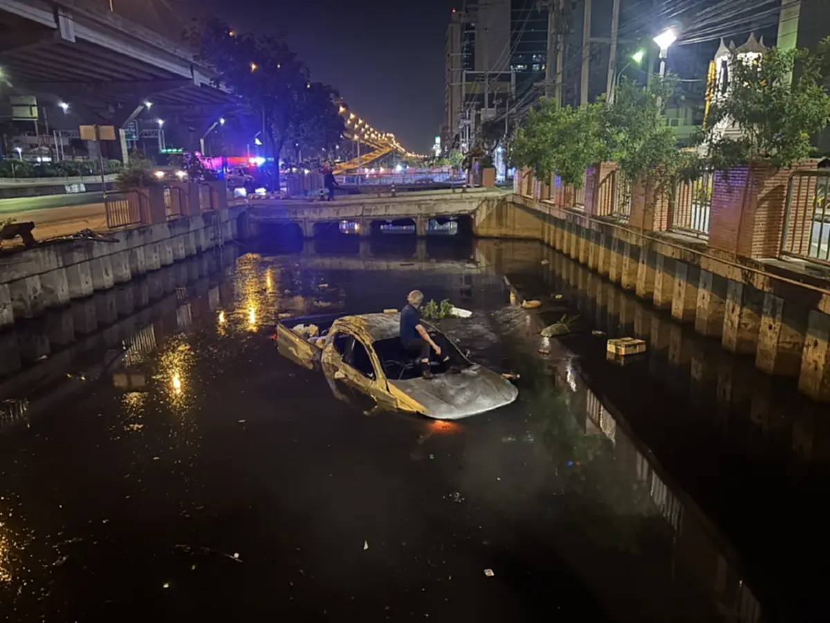 ตาวัย 79 ขับกระบะพุ่งตกคูน้ำ ริมถนนวิภาวดี  รถจมท่วมทั้งคัน