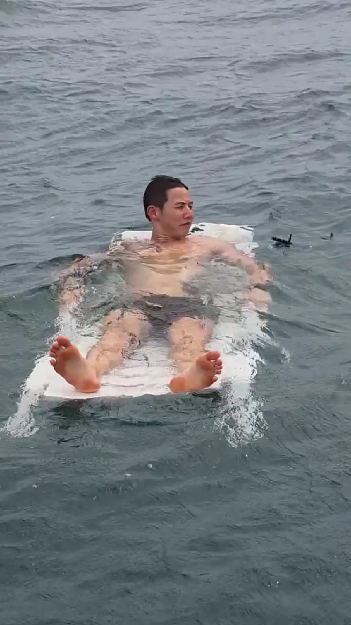 “ทราย สก๊อต” ลงทะเลเก็บขยะ แต่ดันเจอขยะชิ้นใหญ่ลอยน้ำ  