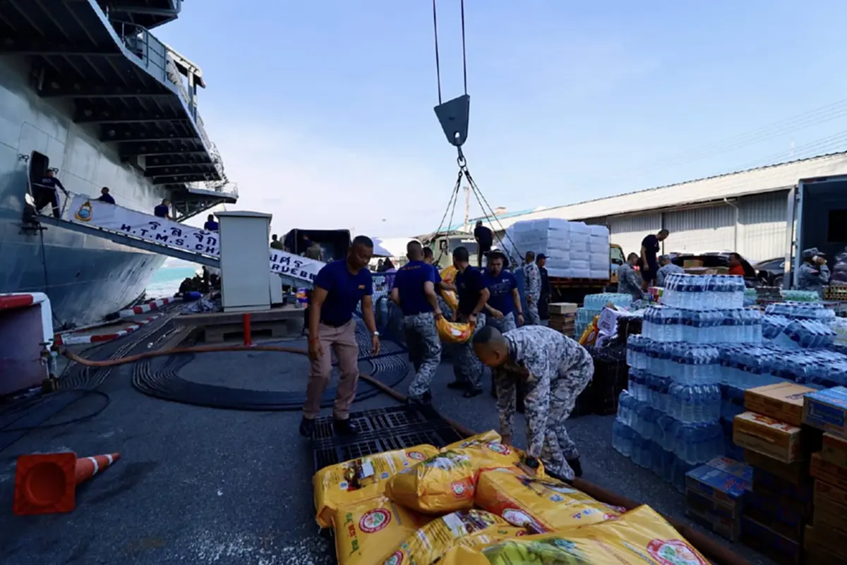 ทำไมต้องใช้ เรือหลวงจักรีนฤเบศร ในการช่วยเหลือผู้ประสบอุทกภัย