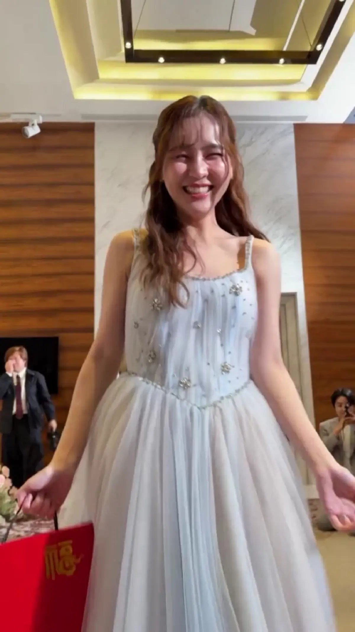 งานวิวาห์สุดอบอุ่น! น้องสาว ออม สุชาร์ เซอร์ไพรส์ของขวัญชิ้นใหญ่