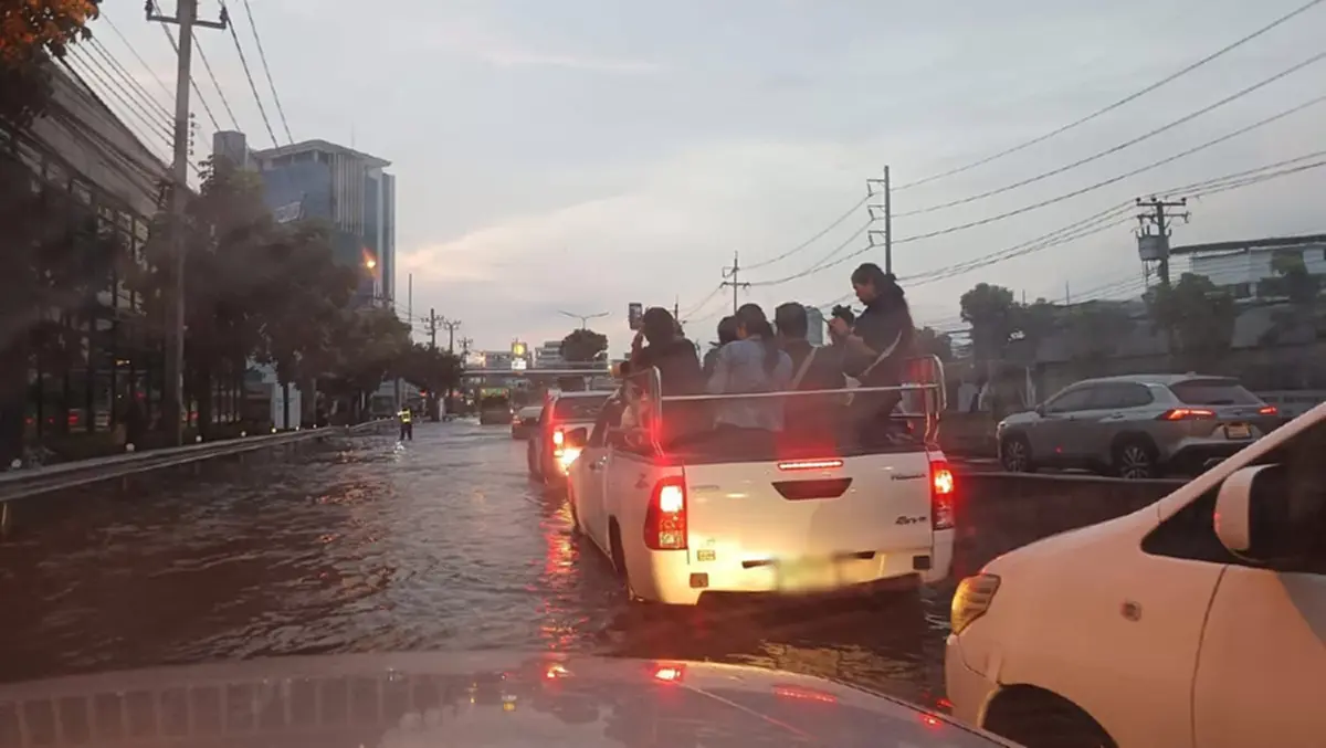 เช็กพื้นที่เลย กทม.แจ้งปิดการจราจร รถติดหนัก น้ำท่วมสูง