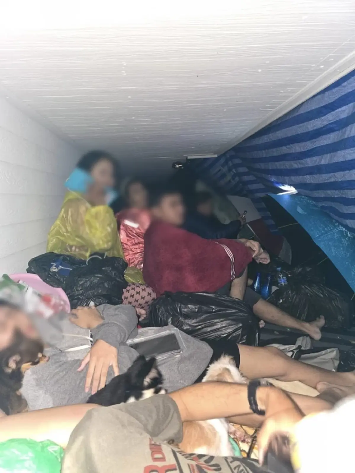 วอนช่วยเหลือ นับ 10 ชีวิต หนีน้ำท่วมฉับพลัน ขึ้นไปอยู่บนหลังคา