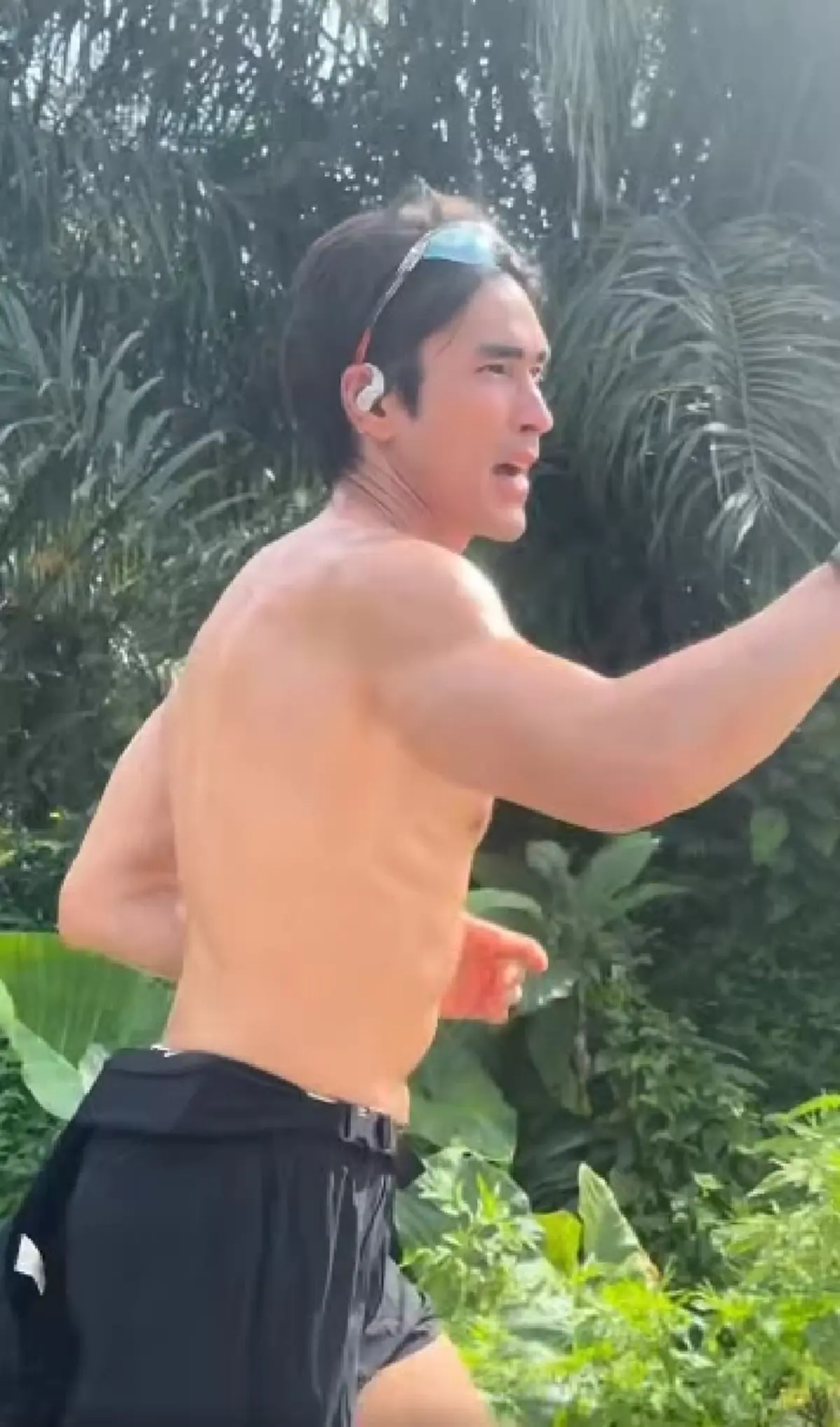 กรี๊ดกันทั้งรถ ขับกระบะผ่าน พระเอกดัง&quot;วิ่งโชว์ซิกแพคริมถนน