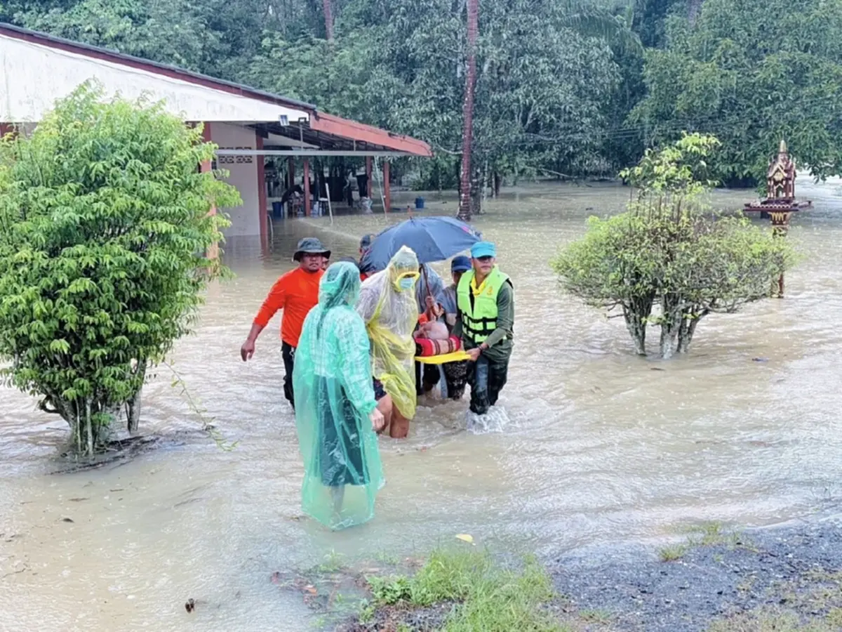 ทหารลุยน้ำช่วยชาวบ้านใต้ อพยพผู้สูงอายุหนีน้ำวิกฤต