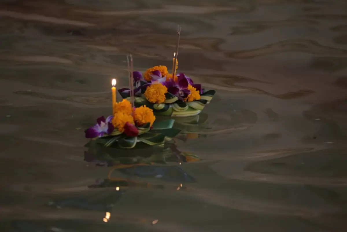 เปิดความเชื่อโบราณ ลอยกระทงคว่ำ - แยกทาง เตือนสัญญาณโชคร้าย