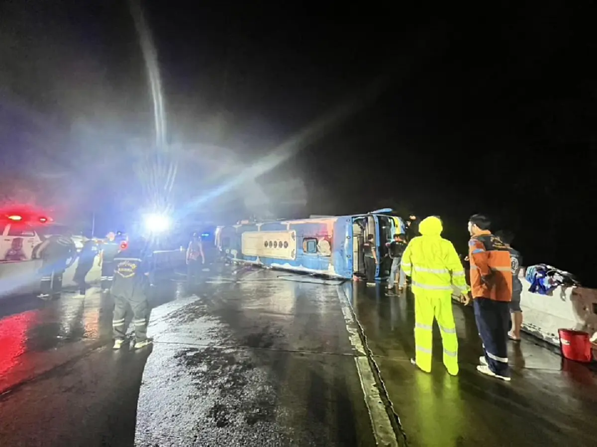 รถทัวร์เชียงใหม่-กรุงเทพฯ พลิกคว่ำ ทางลงดอยขุนตาล ผู้โดยสารเจ็บเพียบ 