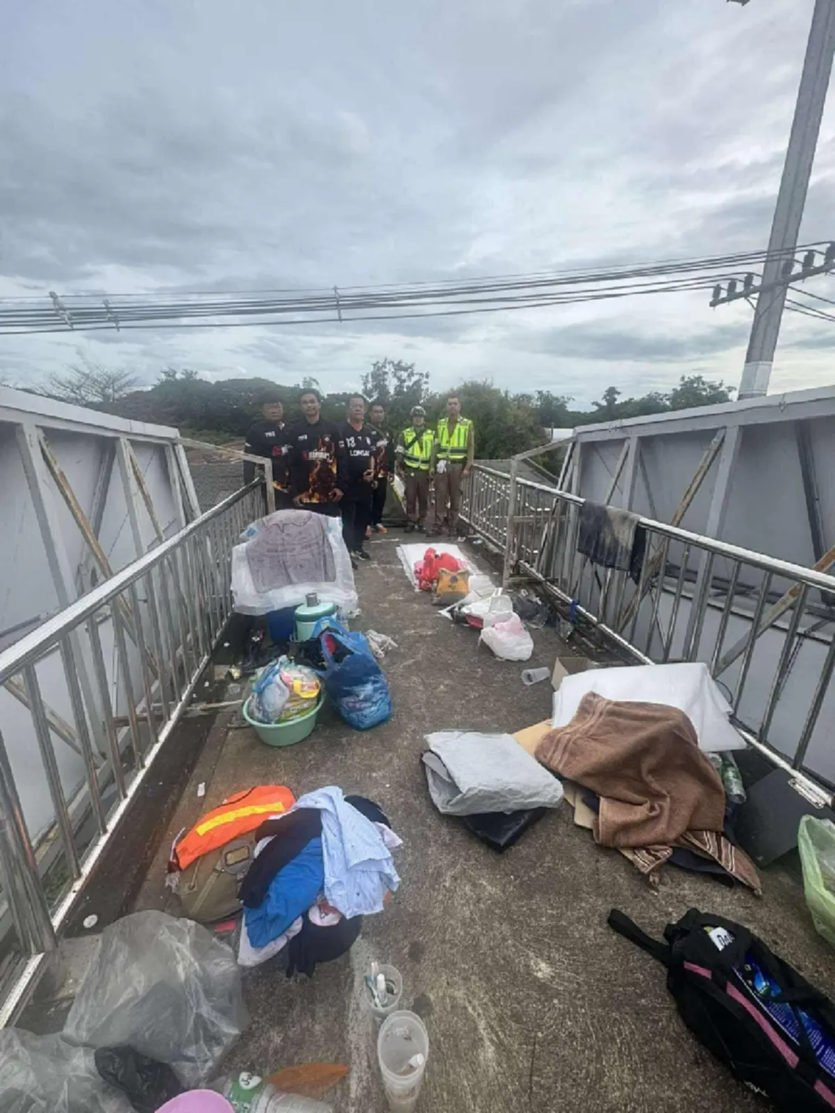 ชาวบ้านเอือมระอา ผัวเมียยึดสะพานลอยทำเป็นบ้านนาน 3 เดือน