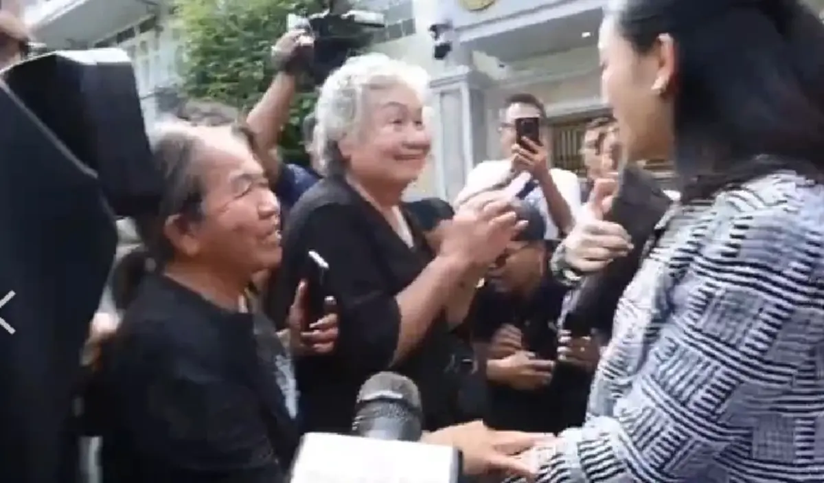 อิ๊ง เอม โอ๊ค เยี่ยมทักษิณครั้งที่ 19  ปัดตอบปมอัยการยื่นอุทธรณ์คดี 112