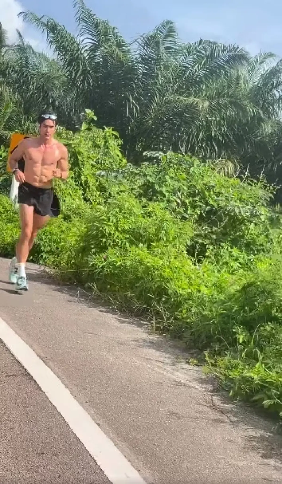 กรี๊ดกันทั้งรถ ขับกระบะผ่าน พระเอกดัง&quot;วิ่งโชว์ซิกแพคริมถนน