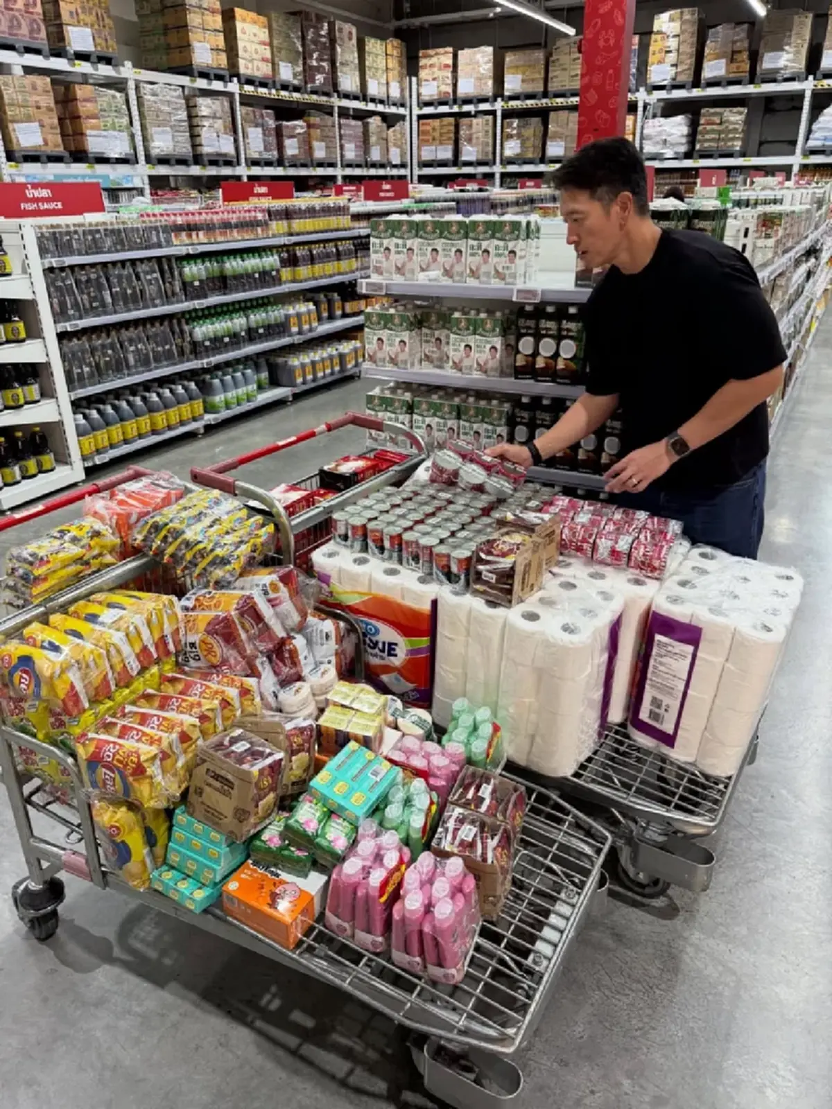 ไม่รอช้า ชาย–วิกกี้ บุกจุดรับบริจาค ส่งต่อสิ่งของช่วยใต้