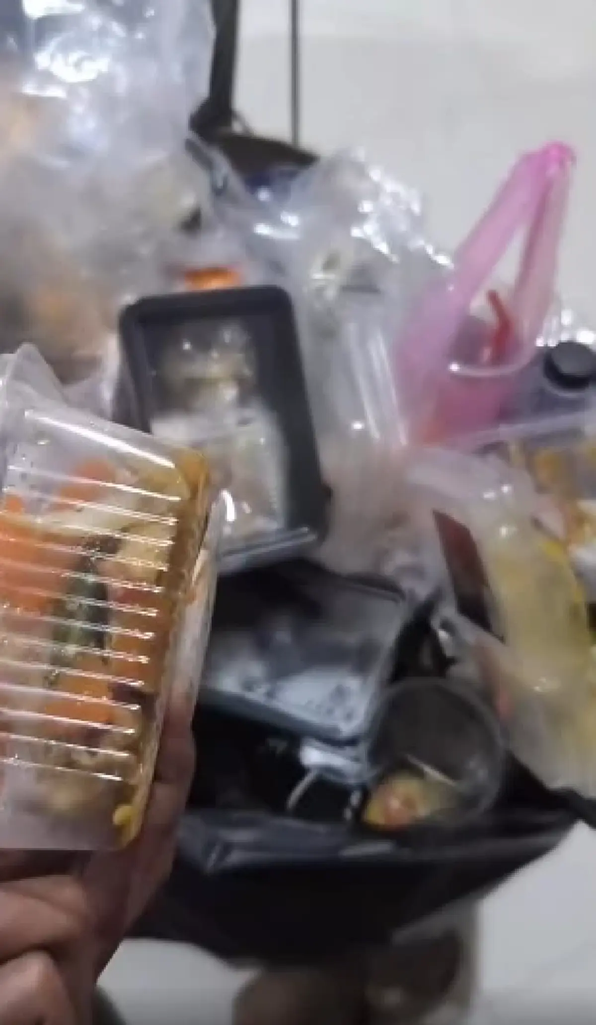 ดราม่าอีก ผู้ประสบภัยหยิบข้าวเกิน ไม่กินเอาไปทิ้ง ปล่อยคนอื่นอด