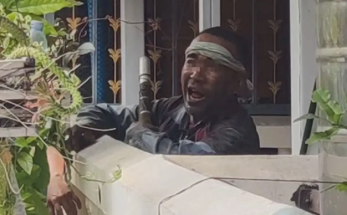 หนุ่มคลั่งราดน้ำมันตัวเอง ถือมีดป่วน ตำรวจปิดซอยระงับเหตุระทึก