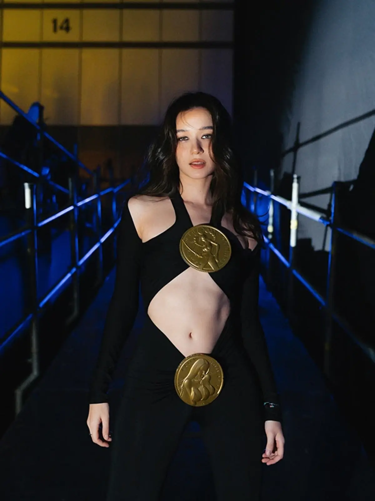 ไม่ธรรมดา เปิดราคาชุด \"วี วิโอเลต\" ใส่ขึ้นคอนเสิร์ตโชว์หน้าท้อง