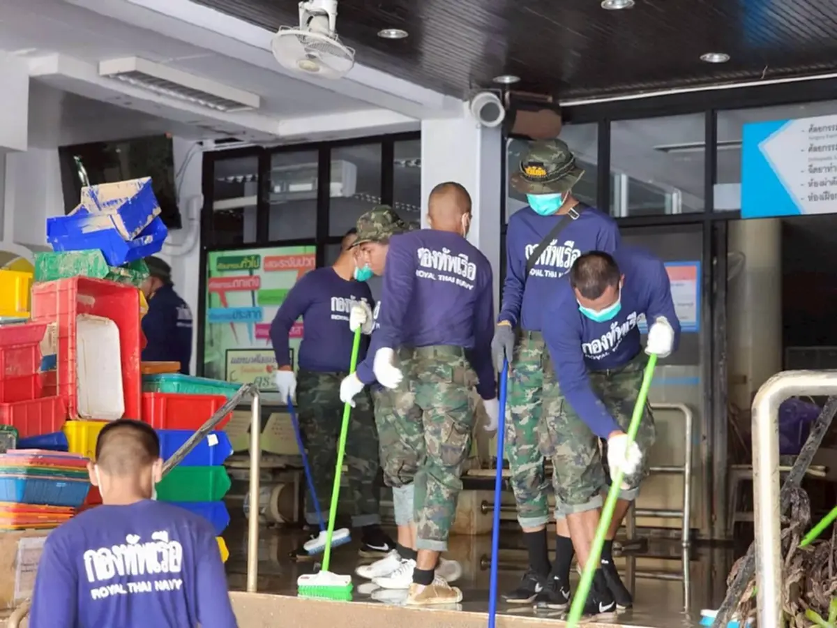 ทัพเรือภาค 2 ลุยช่วย รพ.หาดใหญ่ หลังน้ำท่วม มุ่งคืนบริการฉุกเฉิน
