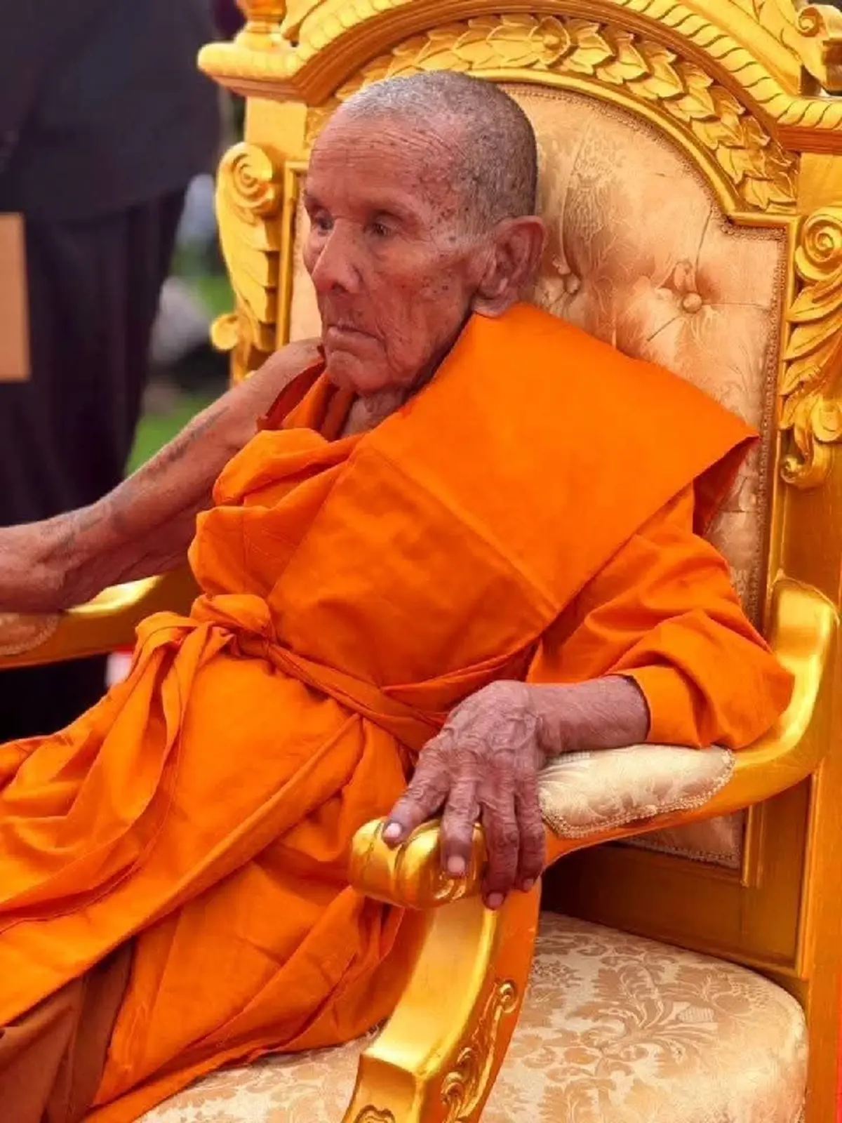 เปิดทะเบียนรถเคลื่อนร่าง "หลวงปู่ขำ เกสาโร" เกจิดังมหาสารคาม