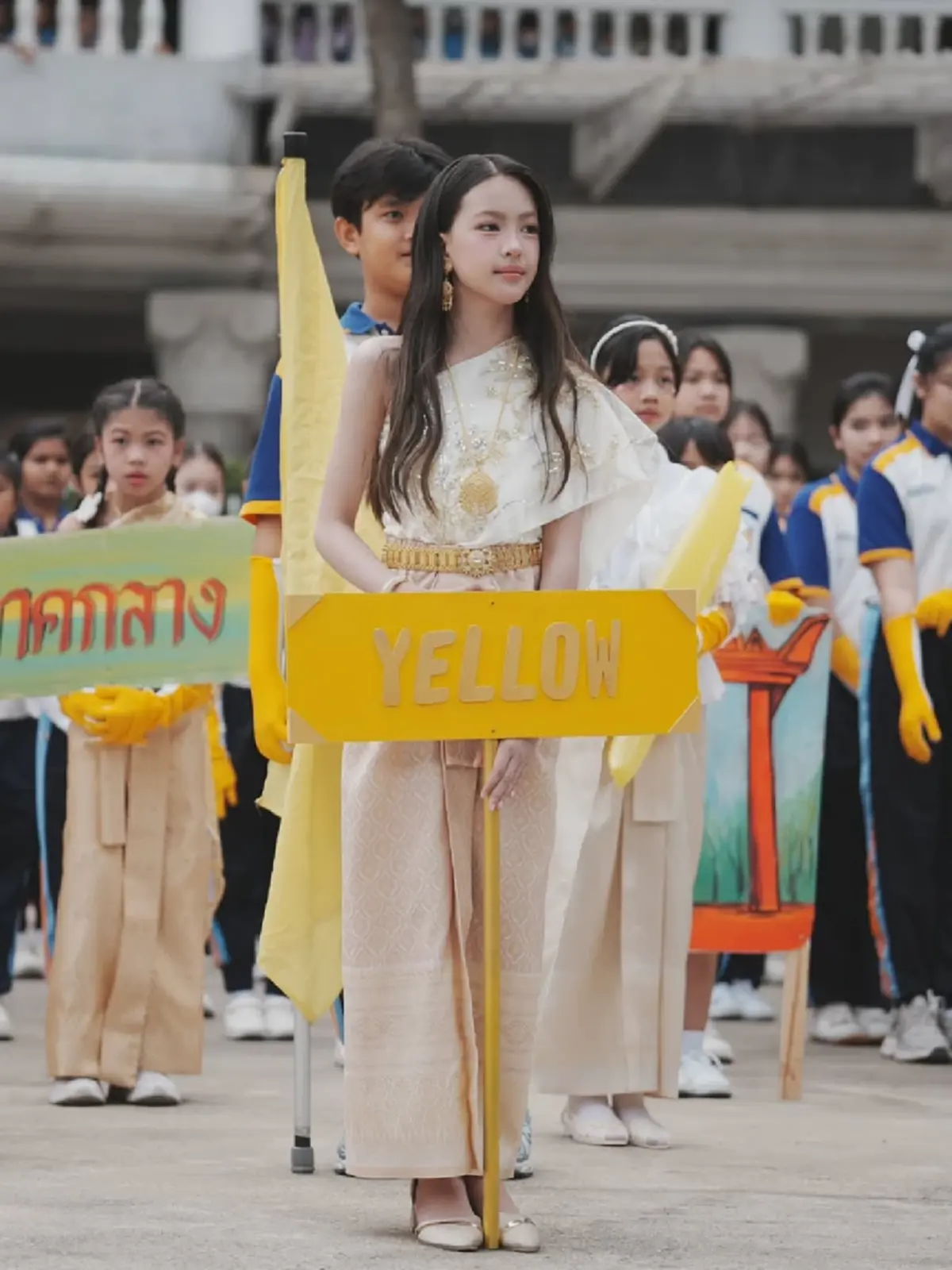 ทายาทคนบันเทิงในชุดไทย ทำเอาโซเชียลเดาไม่ถูกว่าเป็นลูกใคร