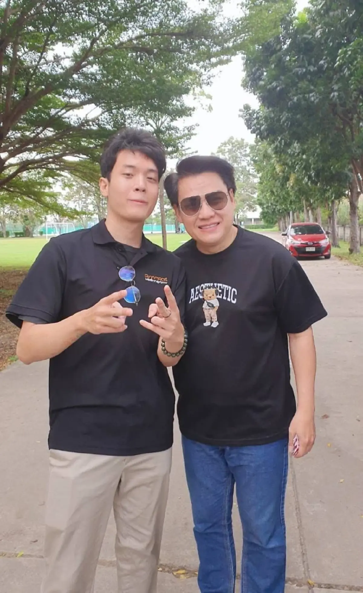 โซเชียลฮือฮา เผยโฉม ทายาทนักร้องลูกทุ่งชื่อดัง หล่อเกินต้าน