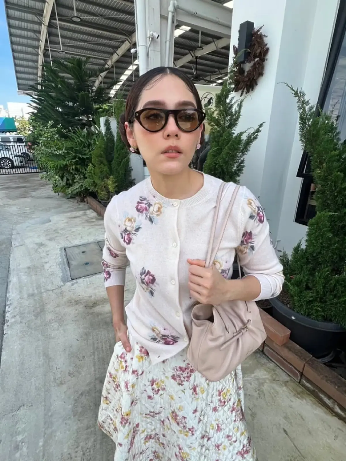 แม่ชมแต่งตัวหวานละมุนสุดปัง รอลูกชาย “พี่สายฟ้า” โชว์สกิลขี่ม้า