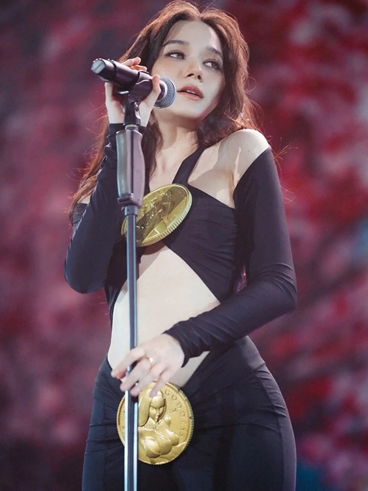 ไม่ธรรมดา เปิดราคาชุด \"วี วิโอเลต\" ใส่ขึ้นคอนเสิร์ตโชว์หน้าท้อง