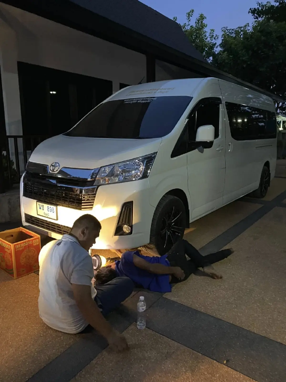 แม่แมวคลอดลูกใต้ท้องรถ หลวงปู่จื่อ พระเกจิ แห่ส่องเลขทะเบียน