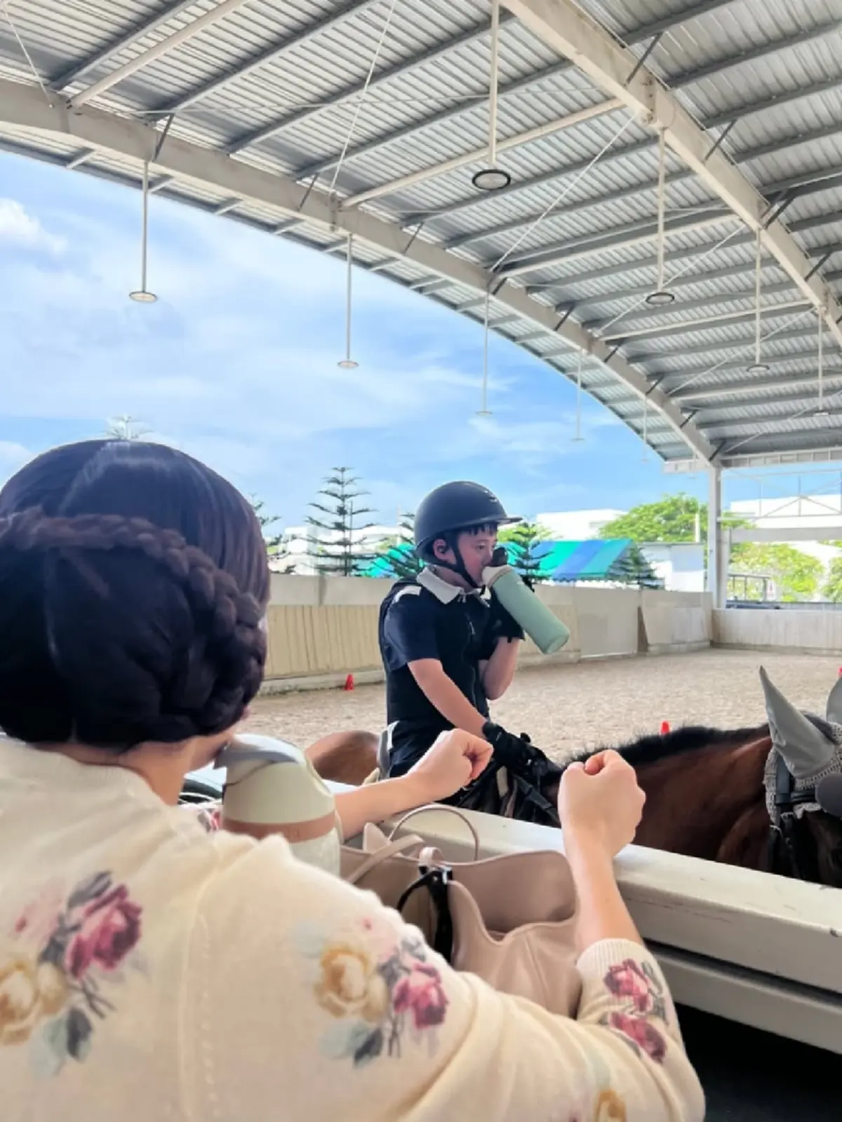 แม่ชมแต่งตัวหวานละมุนสุดปัง รอลูกชาย “พี่สายฟ้า” โชว์สกิลขี่ม้า