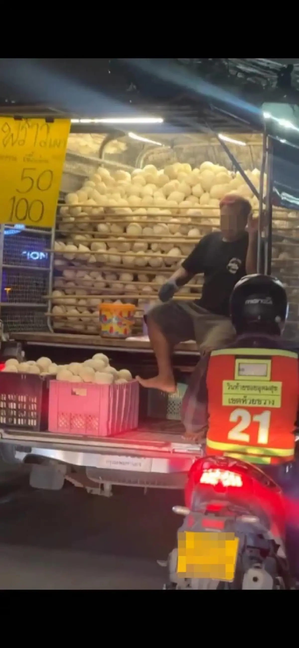 ลุงแท็กซี่น่วม หวังดีเตือนรถขายผลไม้ขวางทาง โดนยำสลบ