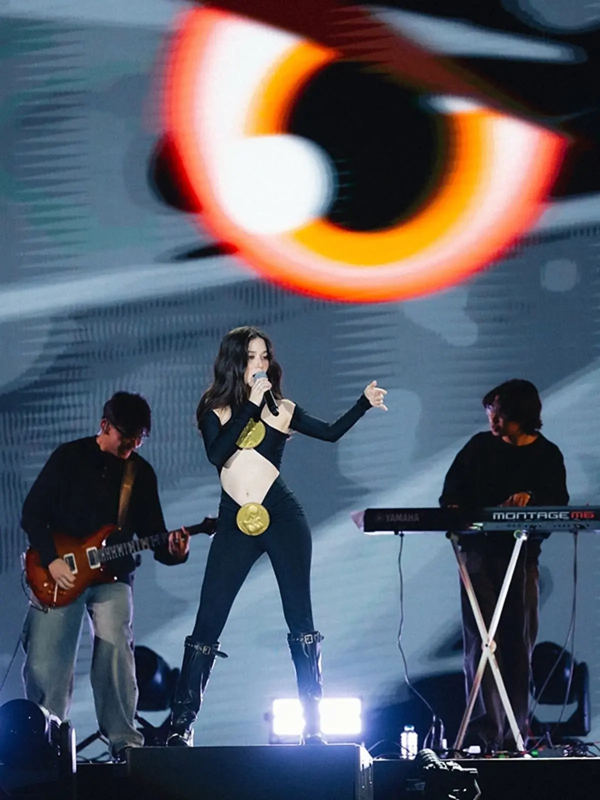 ไม่ธรรมดา เปิดราคาชุด \"วี วิโอเลต\" ใส่ขึ้นคอนเสิร์ตโชว์หน้าท้อง